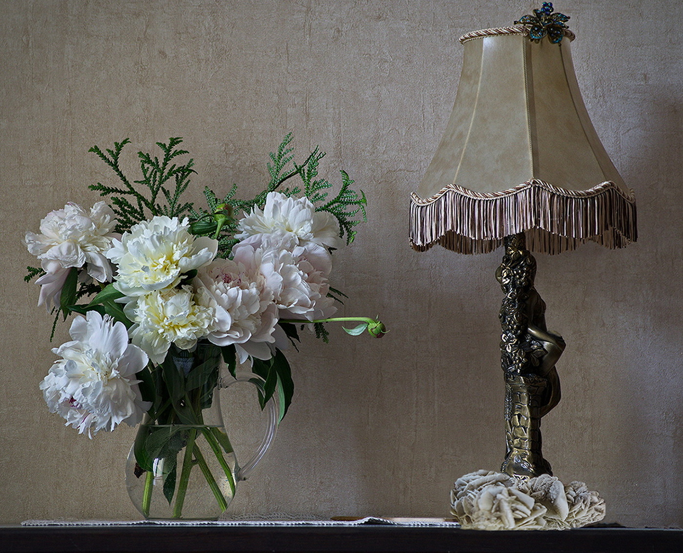 Пионы и экзотический кристалл