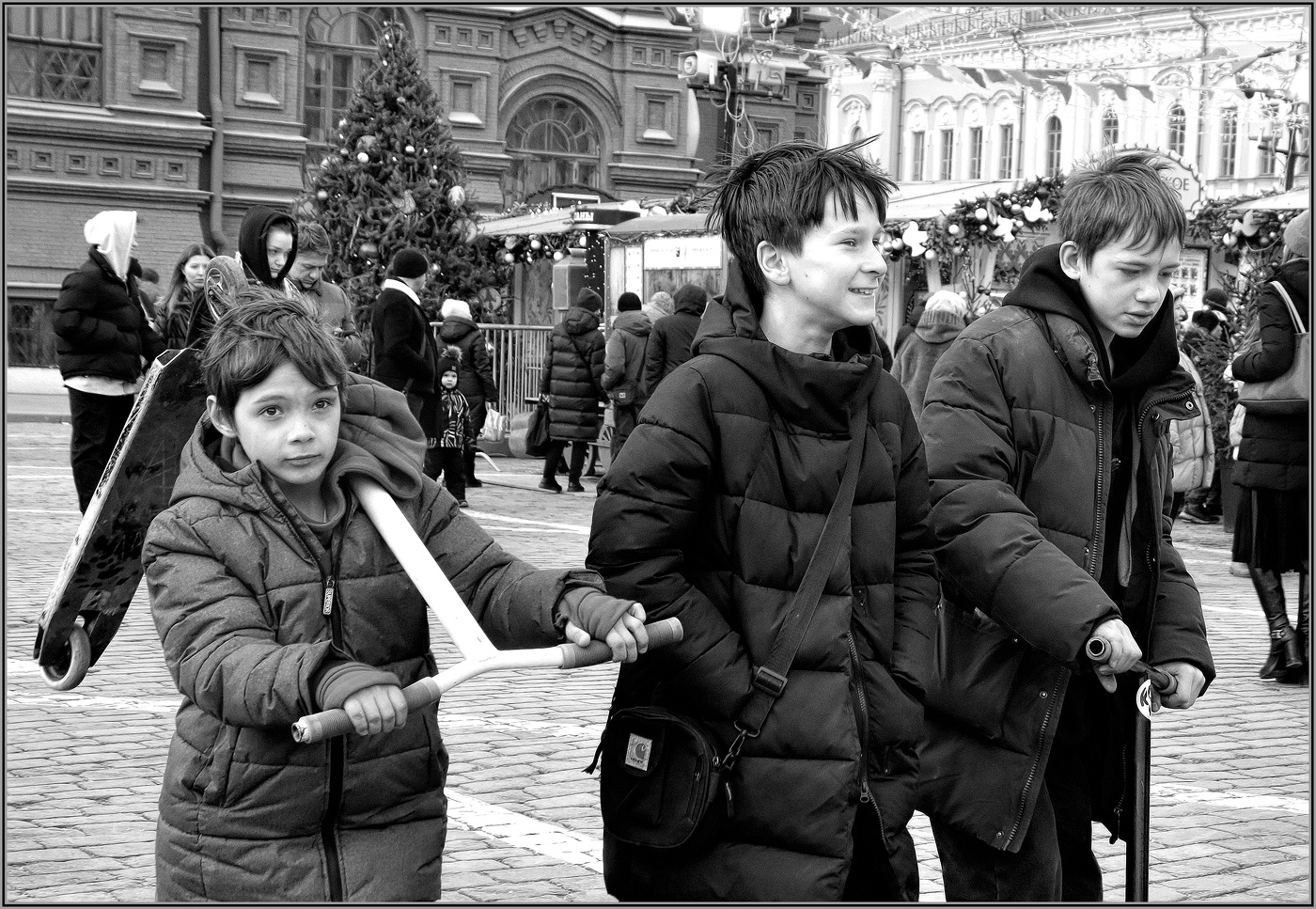 ..... Пацаны - самокатчики ...