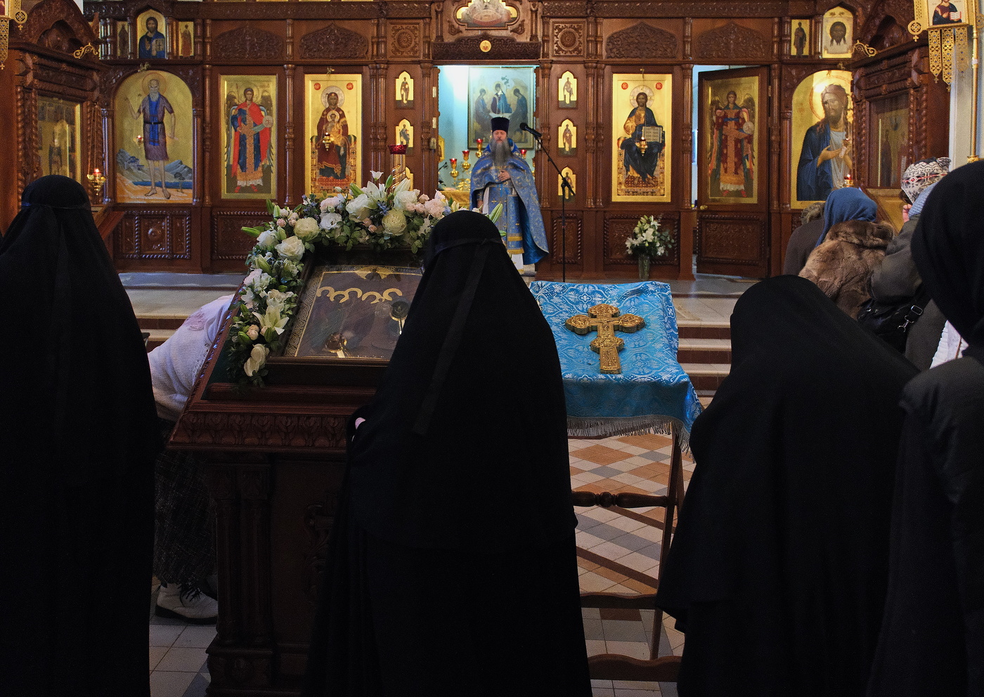 Монастырь. Праздничная служба.