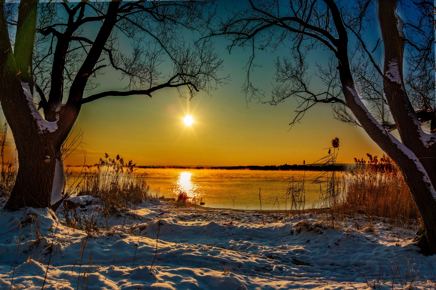 Март не сдаётся.