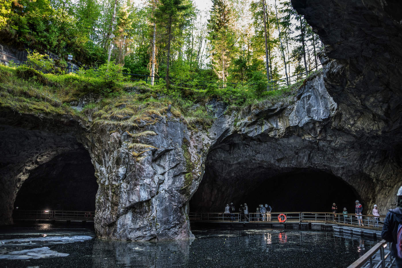 Подземное озеро в горном парке Рускеала.
