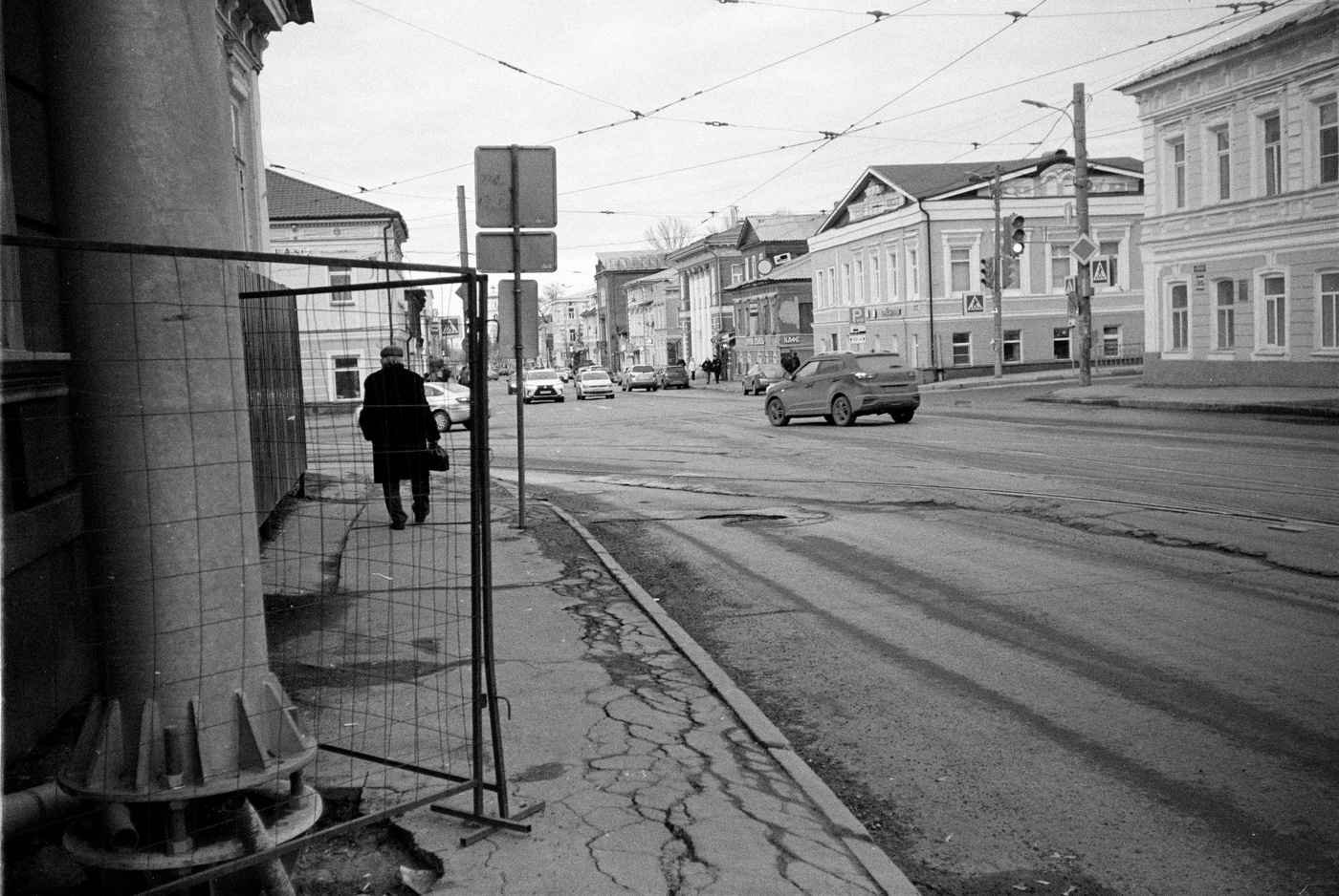 трещины на асфальте