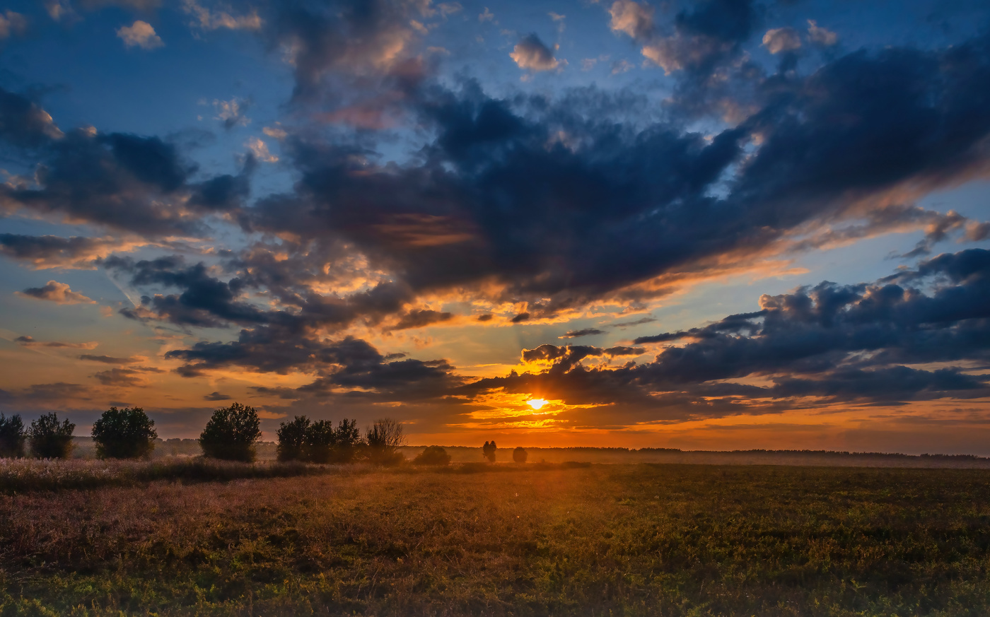 Закат в вечерней дымке догорает.