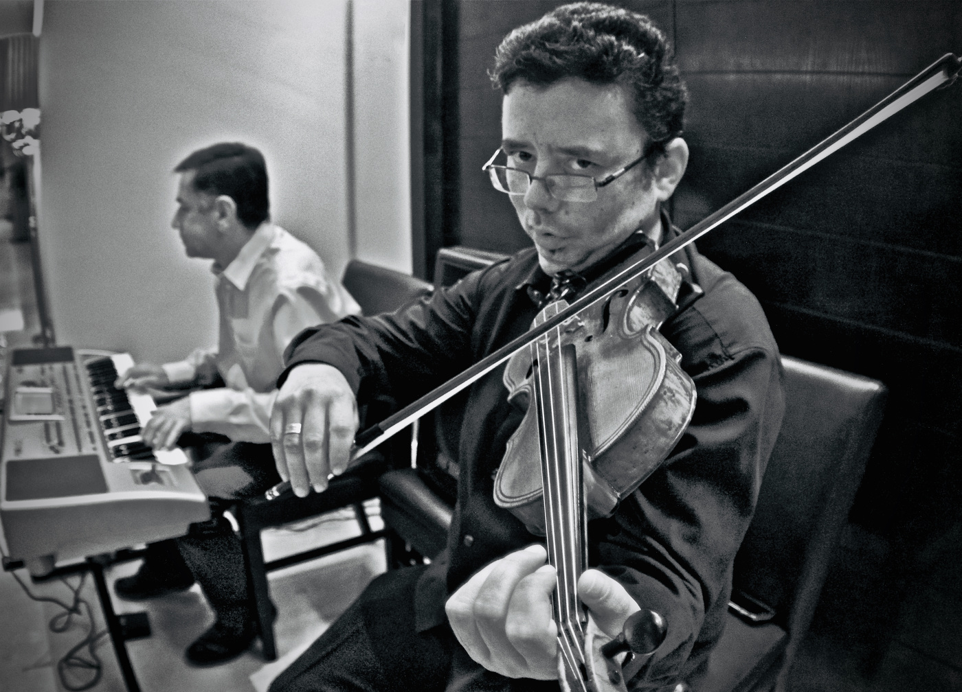 Музыкант играл на скрипке ...