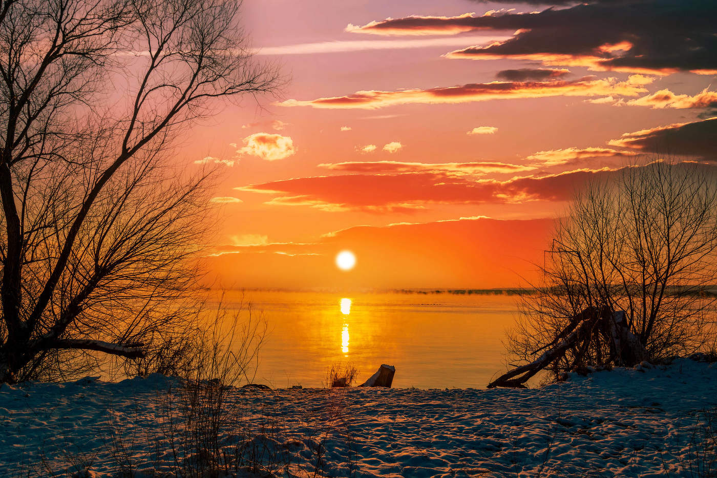 Накрывает озеро медленный закат.