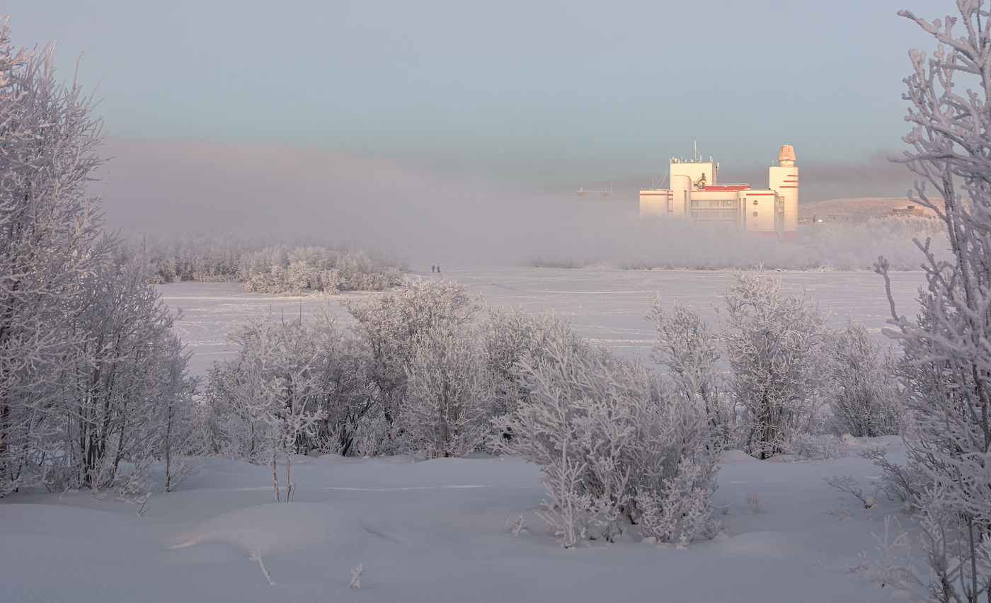 "Нам всё нипочем, через левое плечо Плюнем и пойдем через туман"