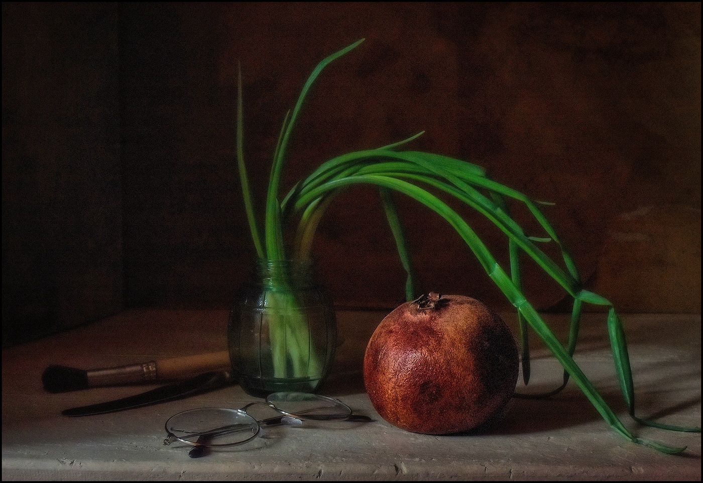 ....Этюд с гранатом и луком ....