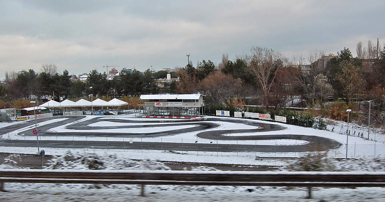 На заснеженном автодроме