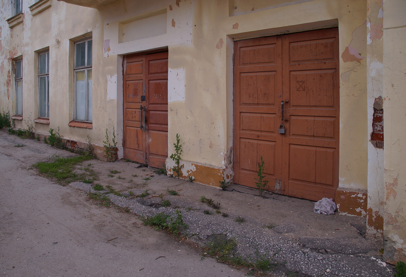 Но двери надежно закрыты. И я не пойму: от кого их закрыли?