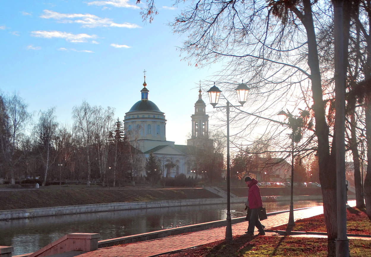 Вечером в городе на набережной