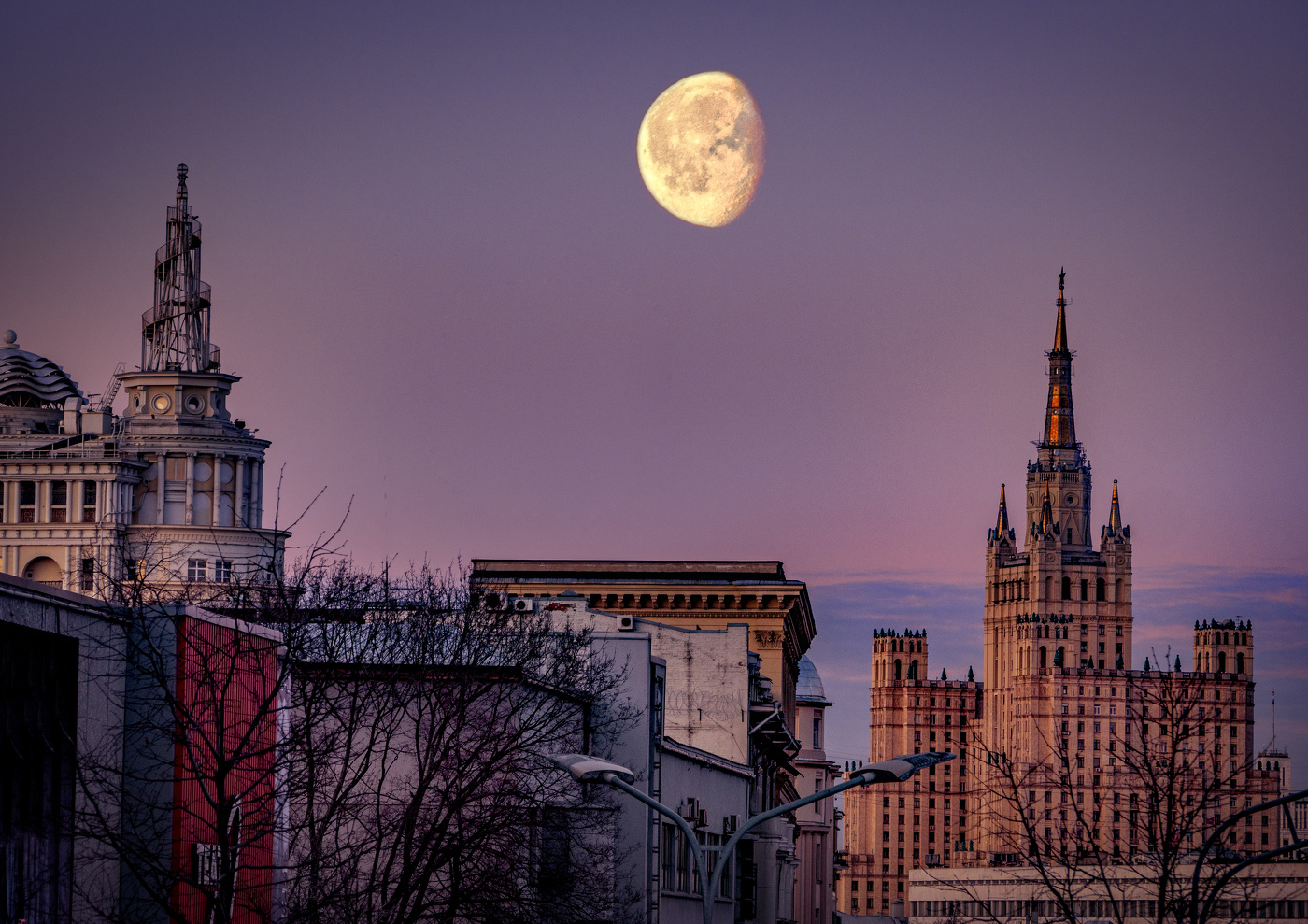 Луна в большом городе