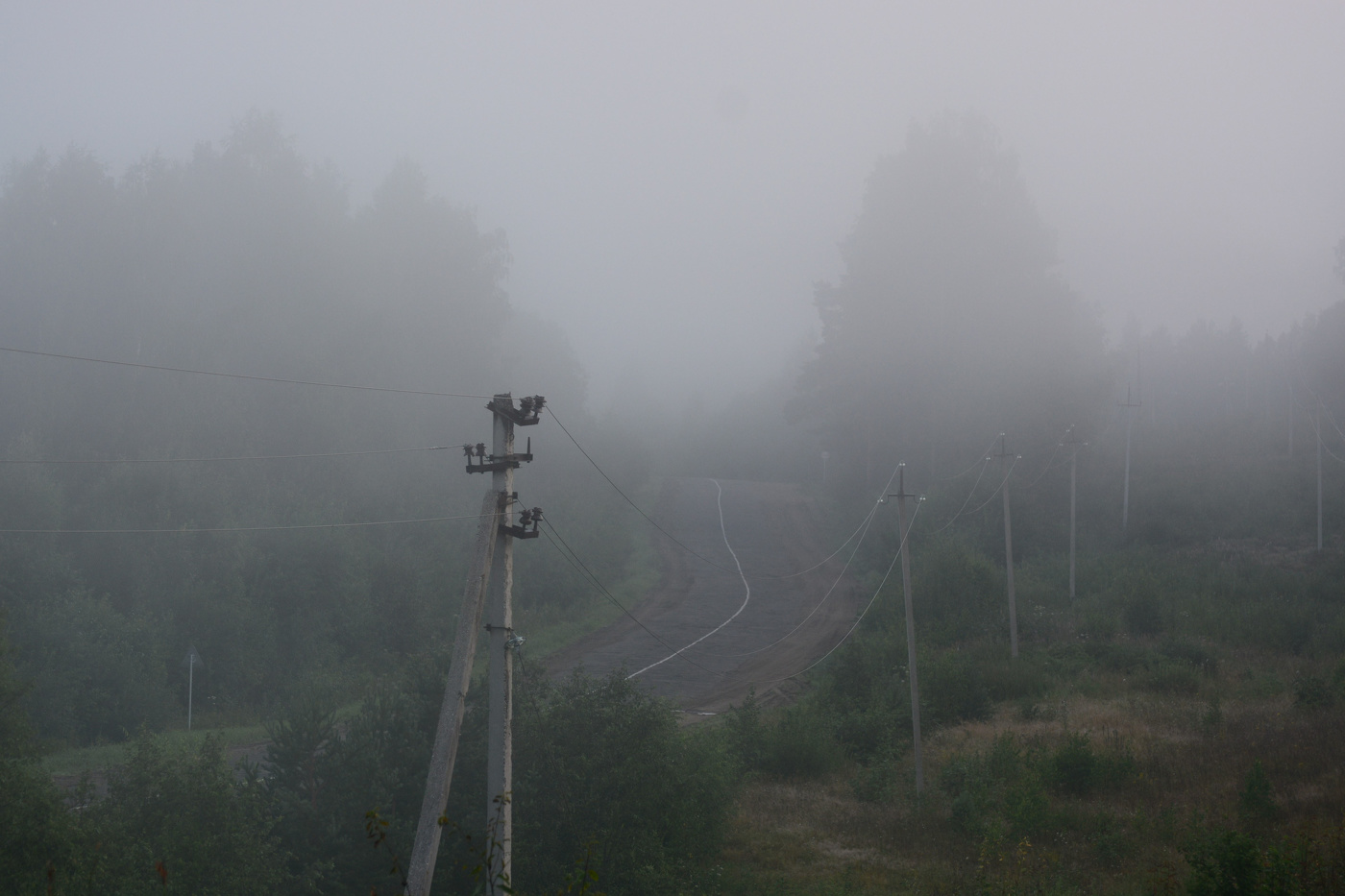 "А дорога серою лентою вьется, резкий поворот и косогор..."
