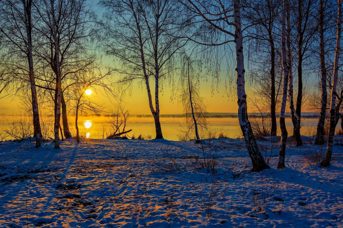 Закат бросает полутени, ещё один уходит день…