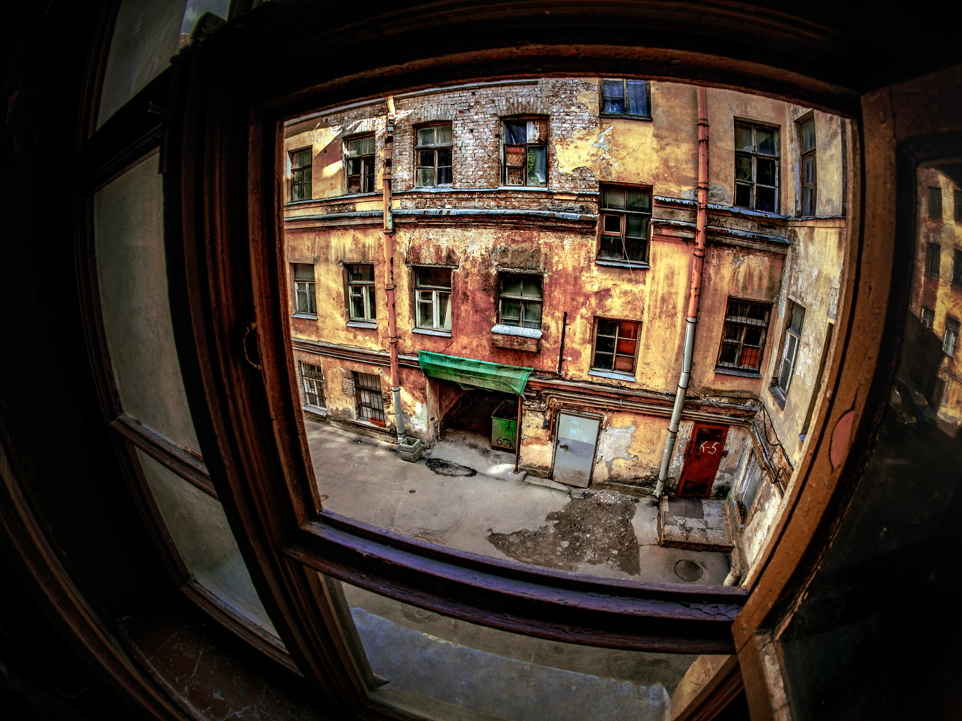 Окно во двор