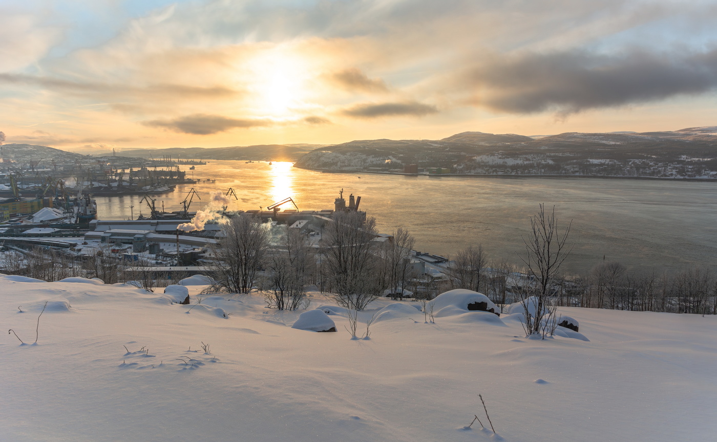 "А над городом плывут облака, закрывая небесный свет. А над городом - желтый дым..."