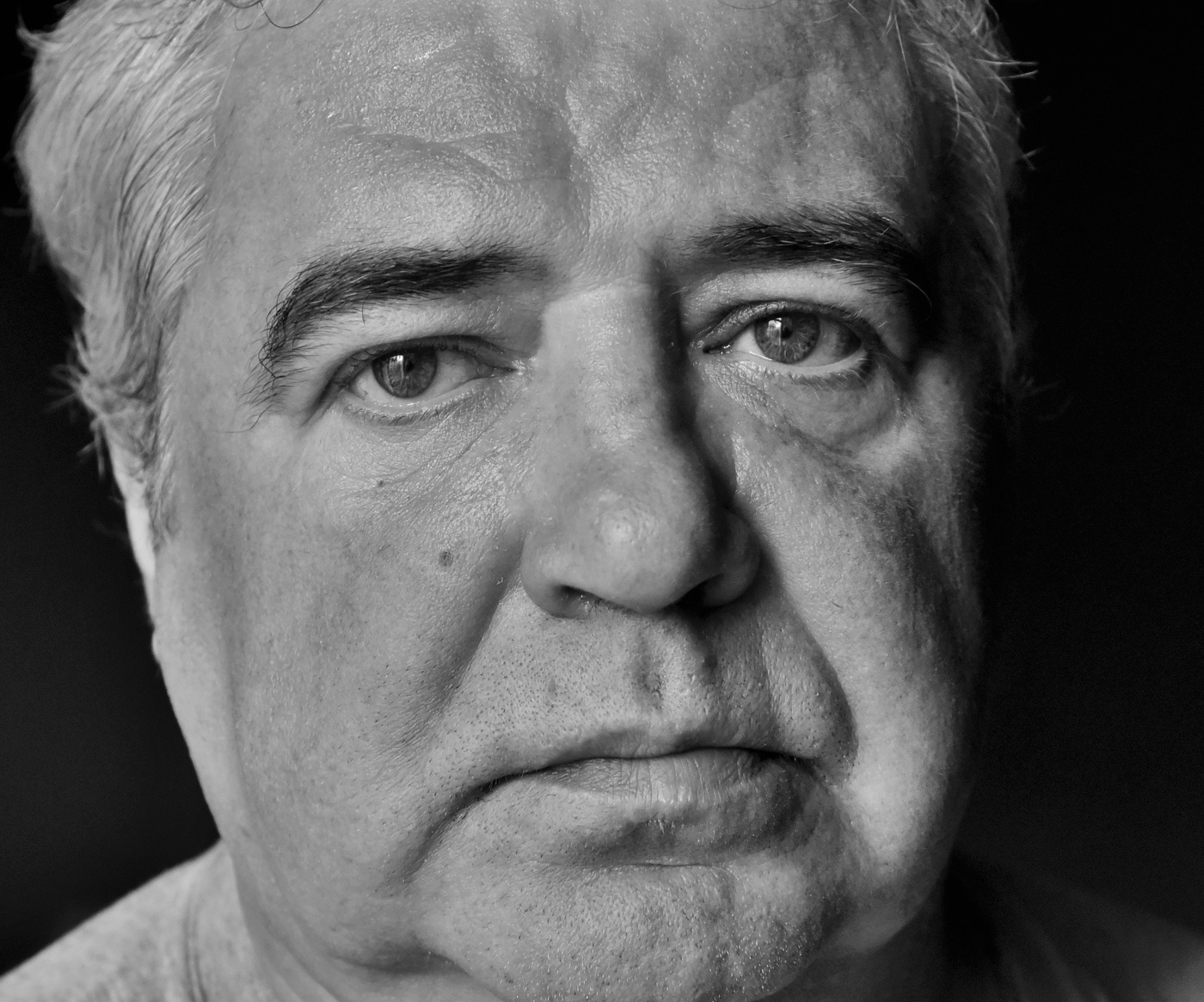 "Уставшие глаза, лицо без маски ..."