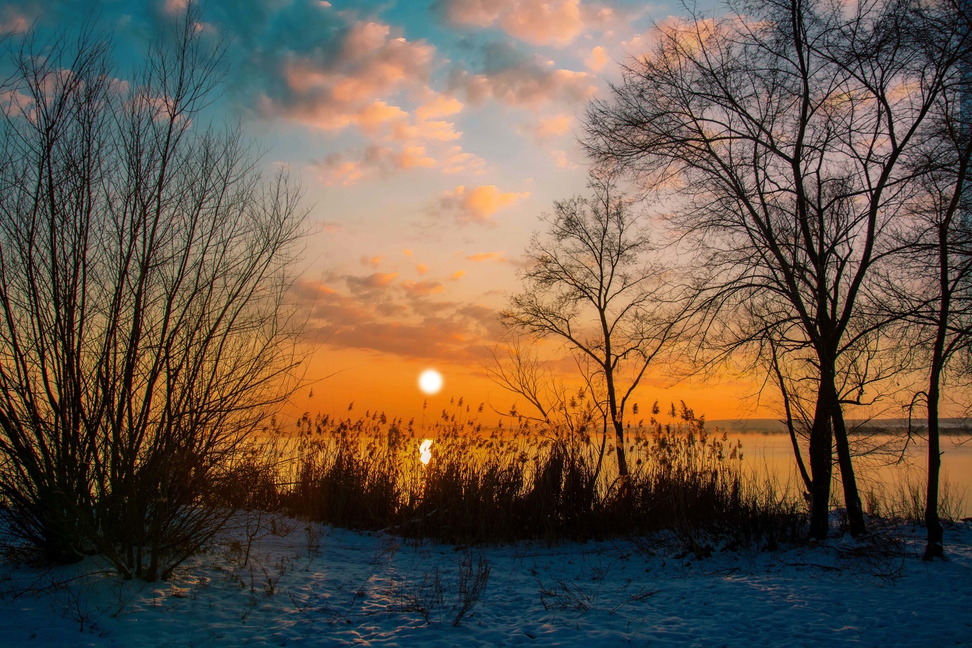 Красный закат над озером грез.