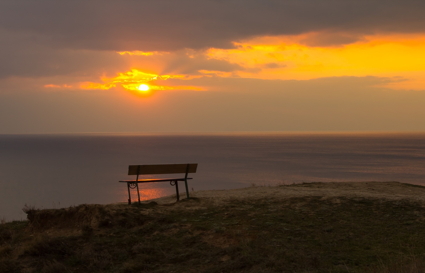 В закате дня ,когда устало Солнце