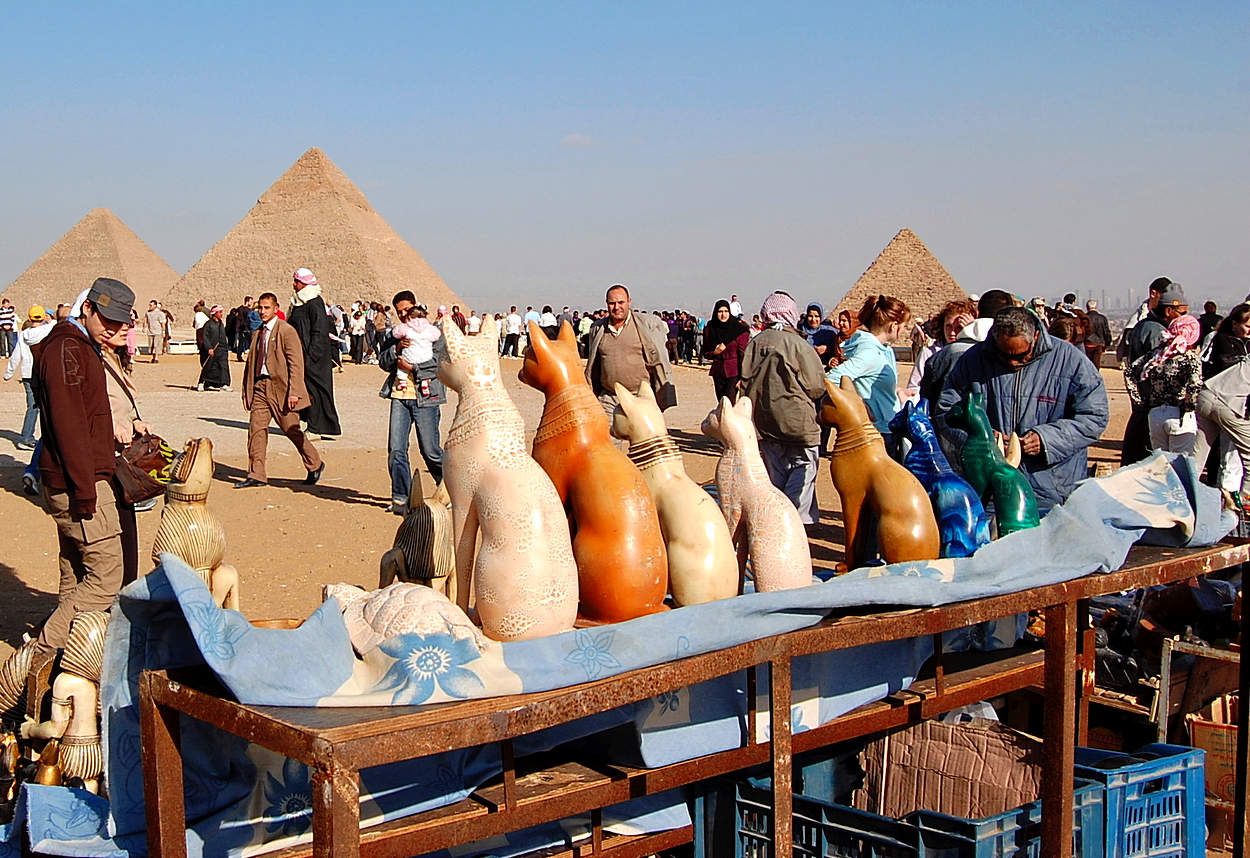 Торговля возле пирамид