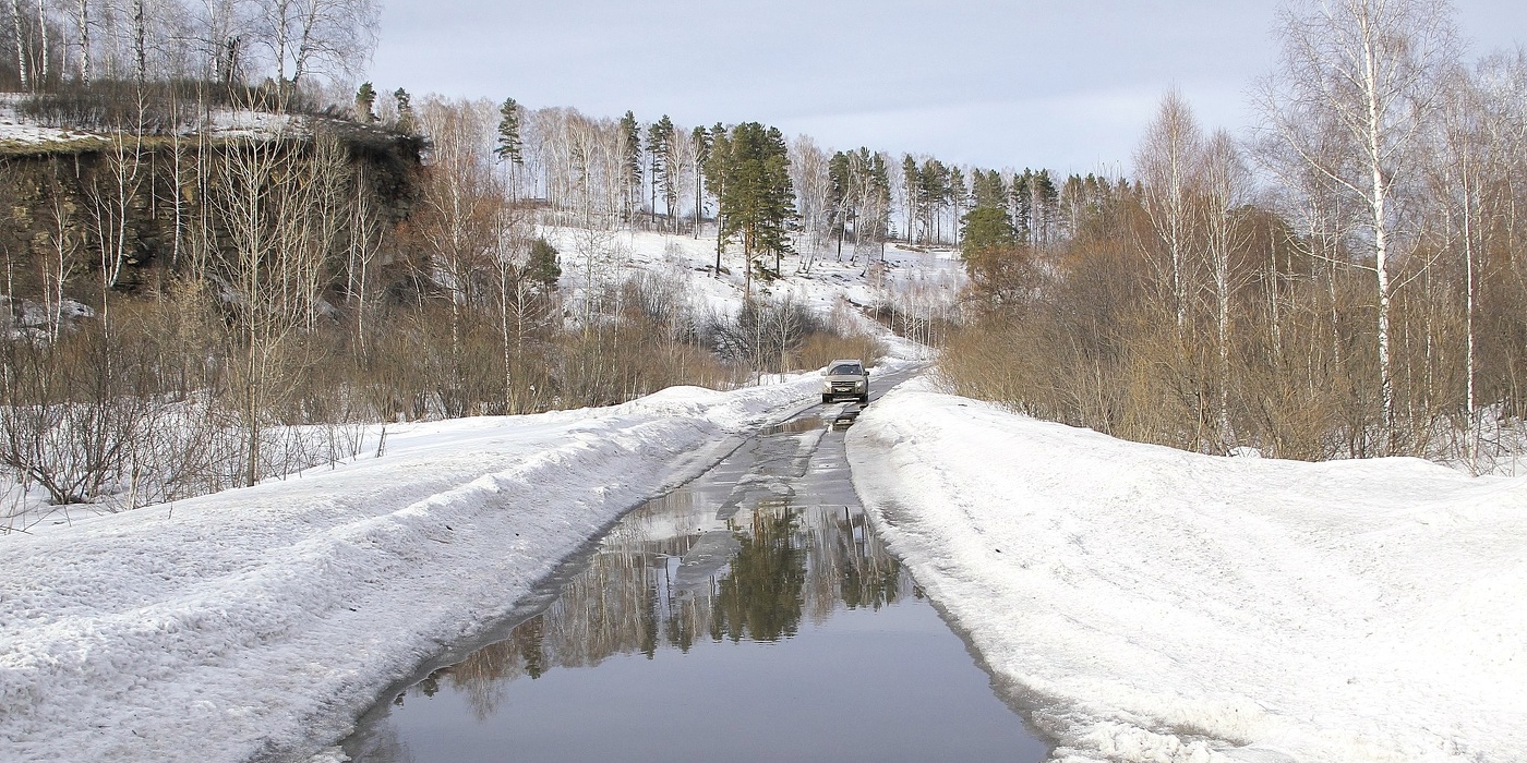 Отражение в весенних лужах