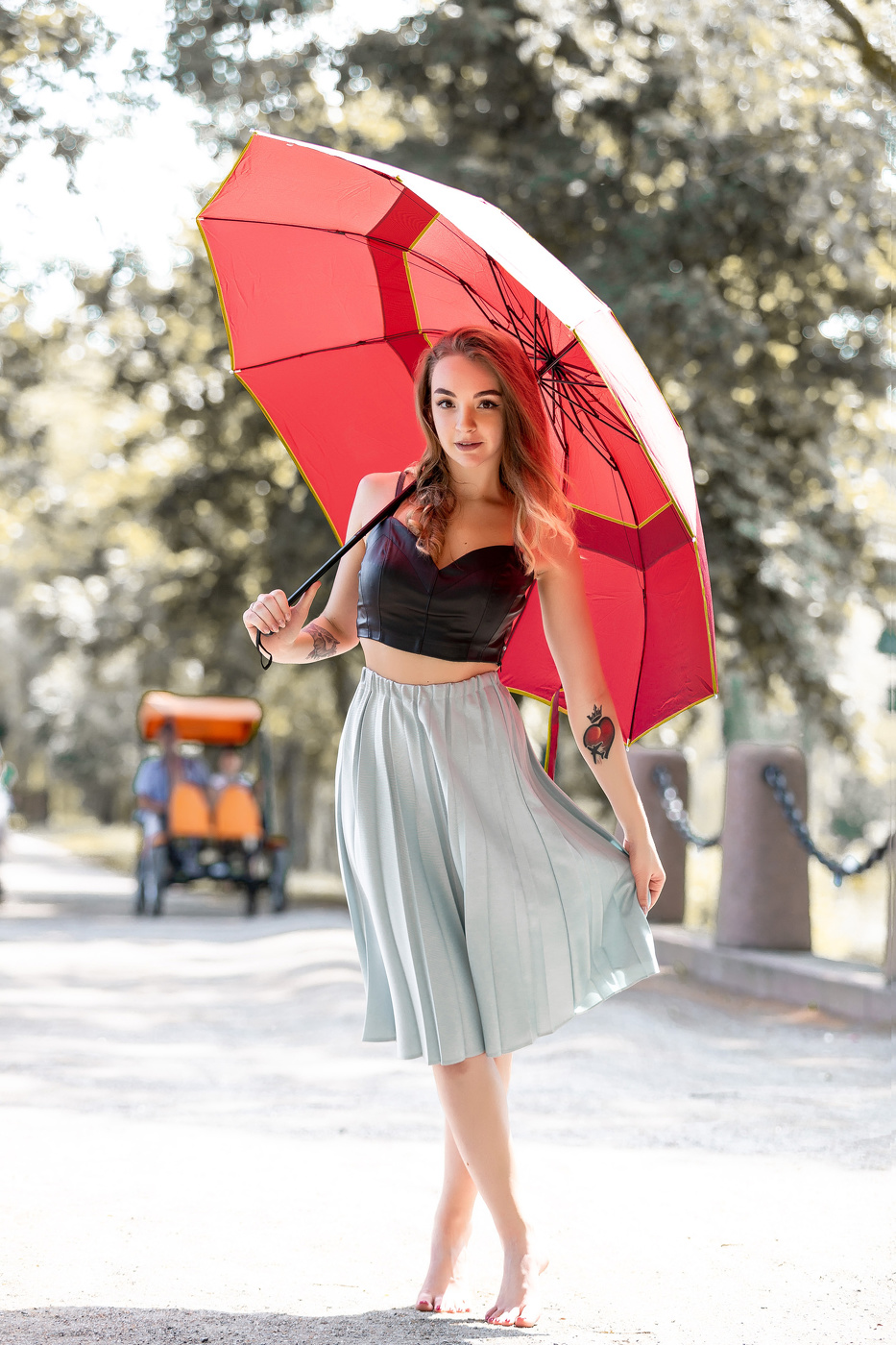 Девушка с красным зонтом.