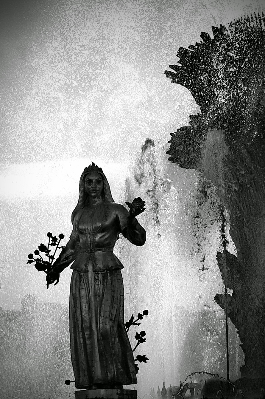 *В струях фонтана.**