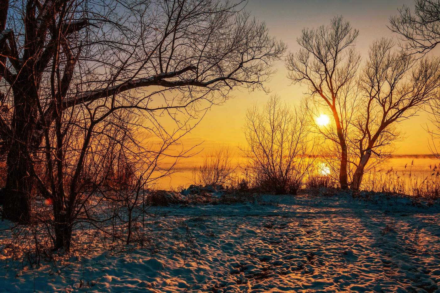 Слепило солнце золотой каймою...