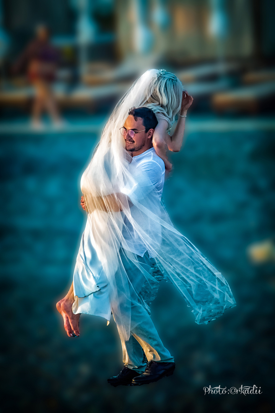 В охапку схватил невесту и ...