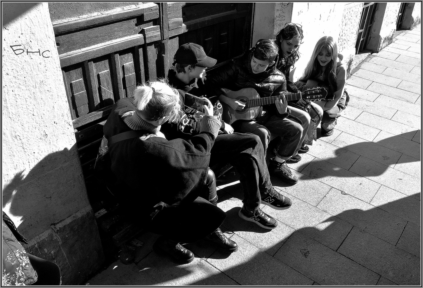 ... Цой жив , пока поют его песни ....