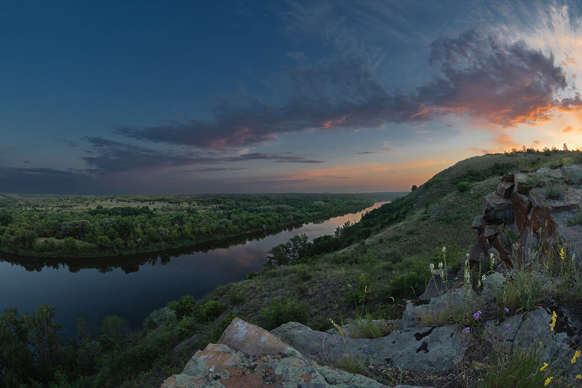 Над рассветной рекой