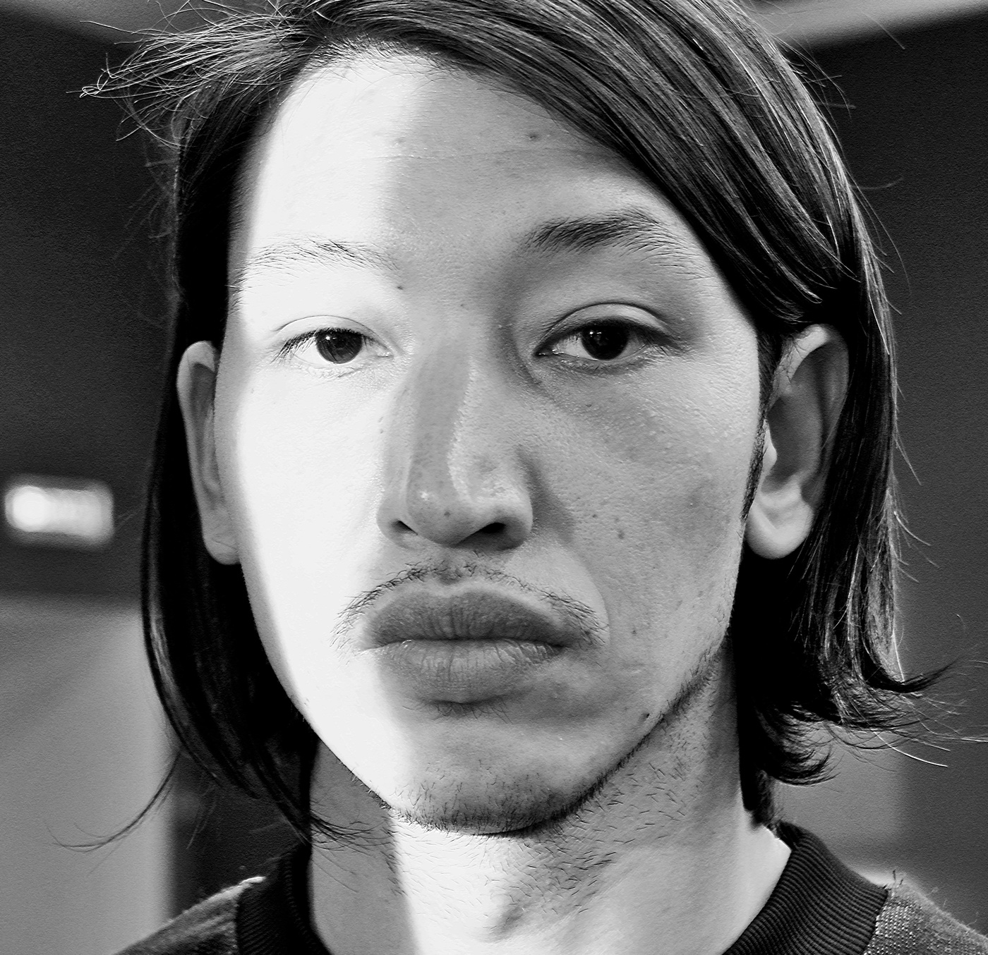 "Луч коснулся волос и скользнул по лицу ..."