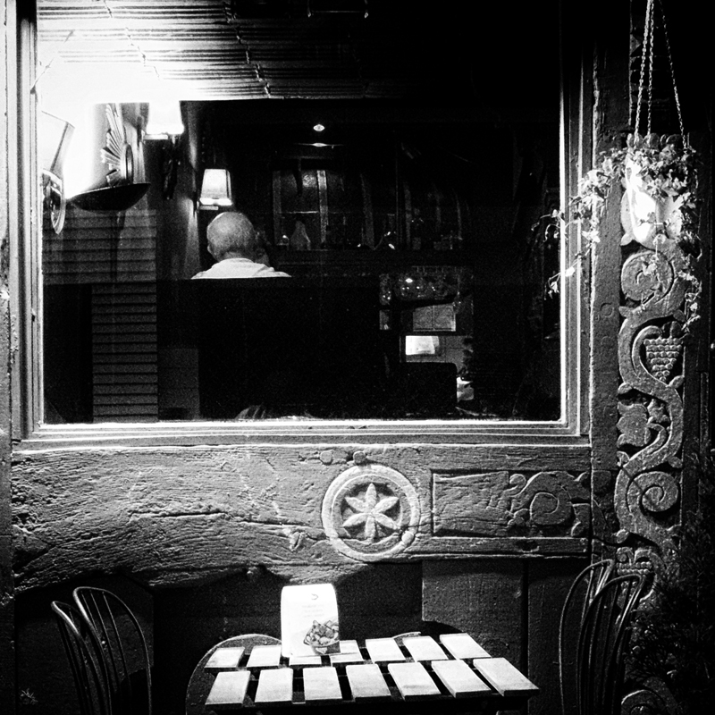 За столиком — место, но некому сесть