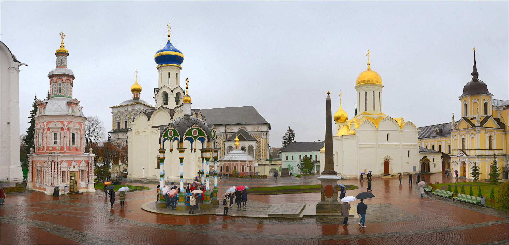 Под дождем...