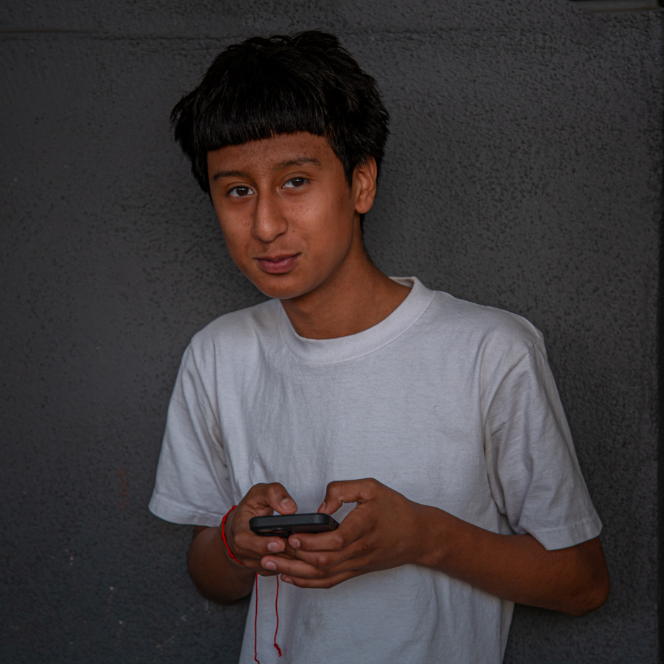 Мальчик с телефоном