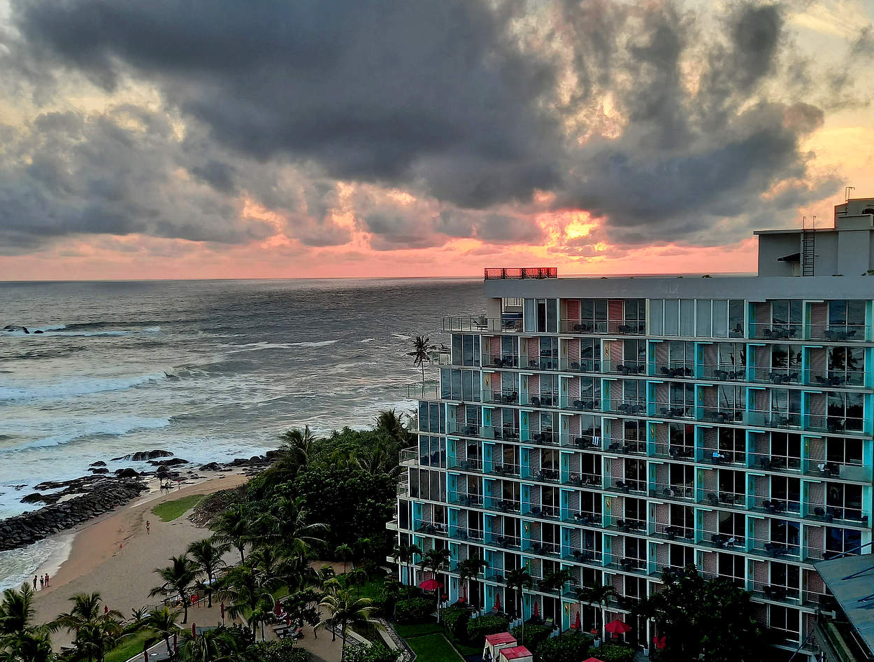 Морской закат на берегу