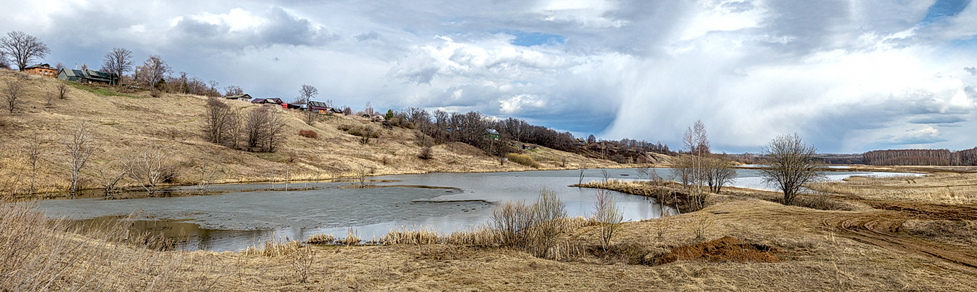 Деревенька на холме.