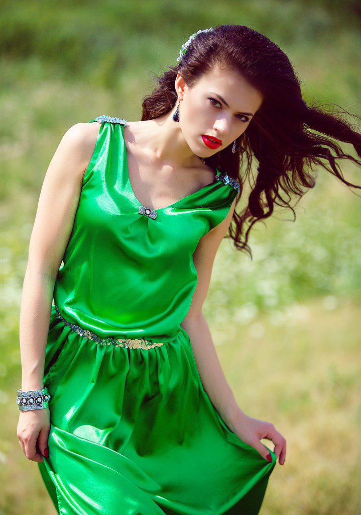 Лена, девушка в зеленом платье.