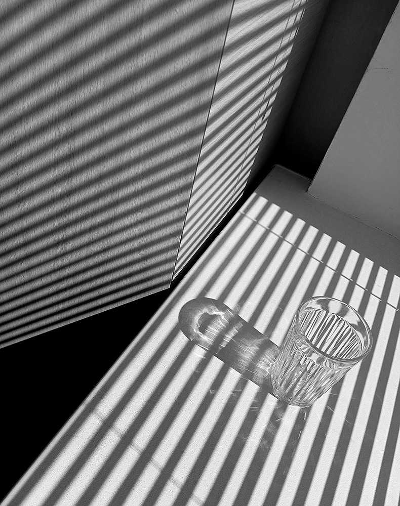 наполовину полный светом