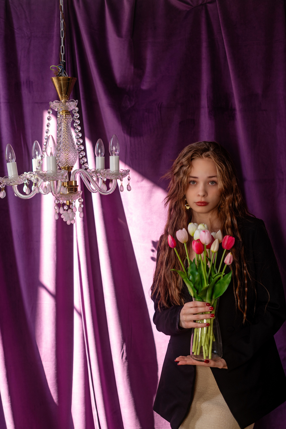 С люстрой и тюльпанами