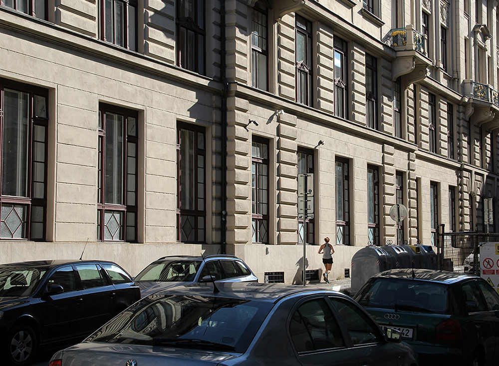 Среди серых домов...