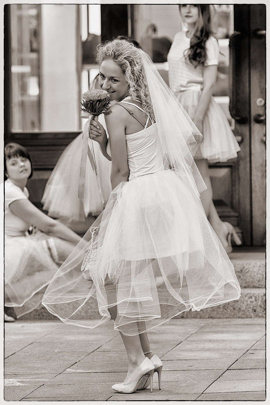 С подружками...