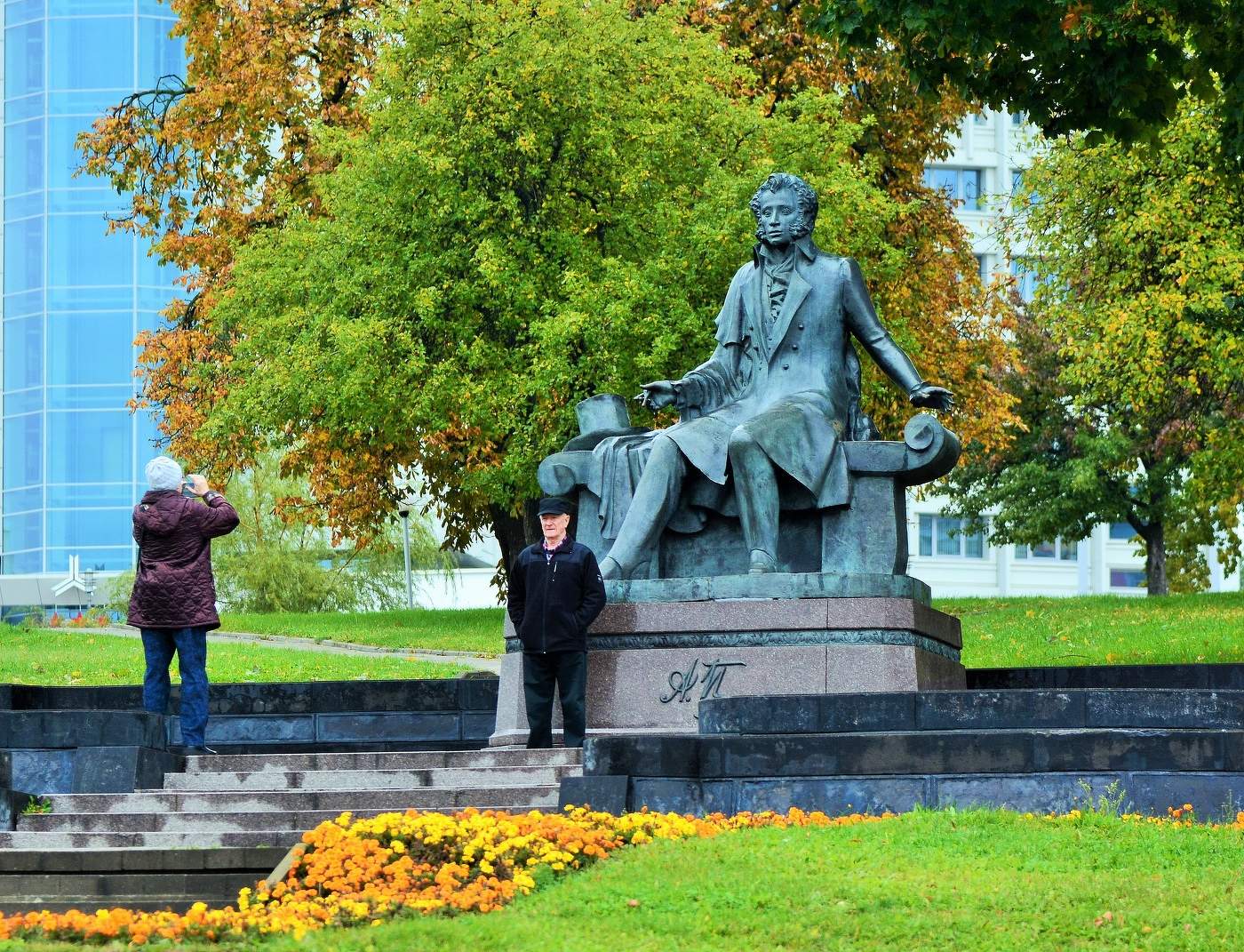 "Я памятник себе воздвиг нерукотворный, к нему не зарастет народная тропа..."