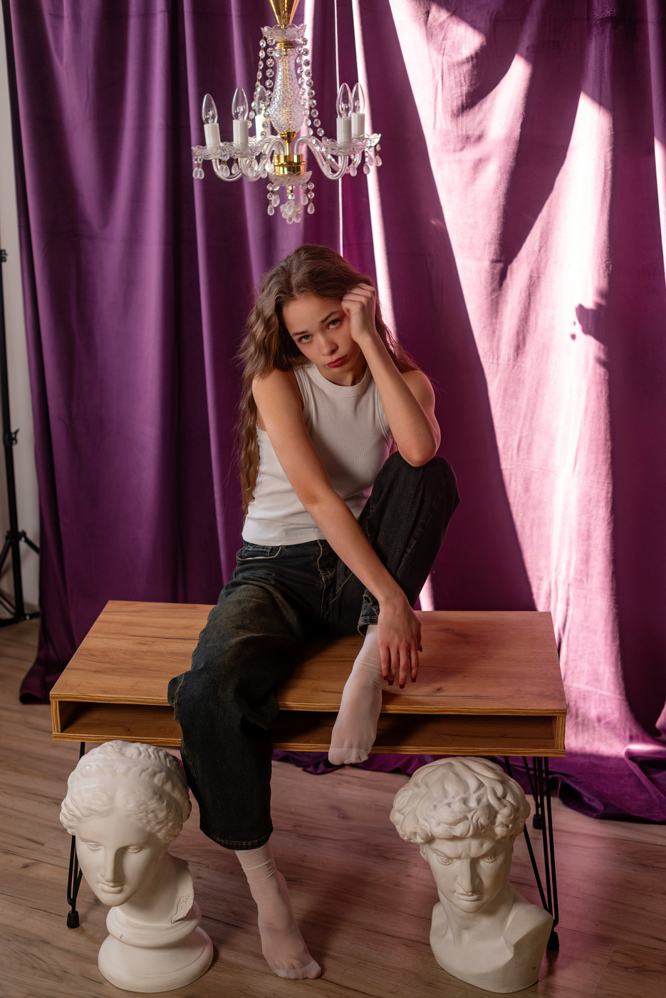 Ангелина с гипсовыми головами на полу