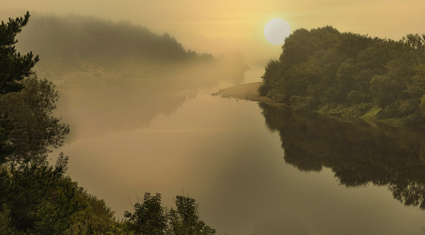 Над рекою туман расстилается .