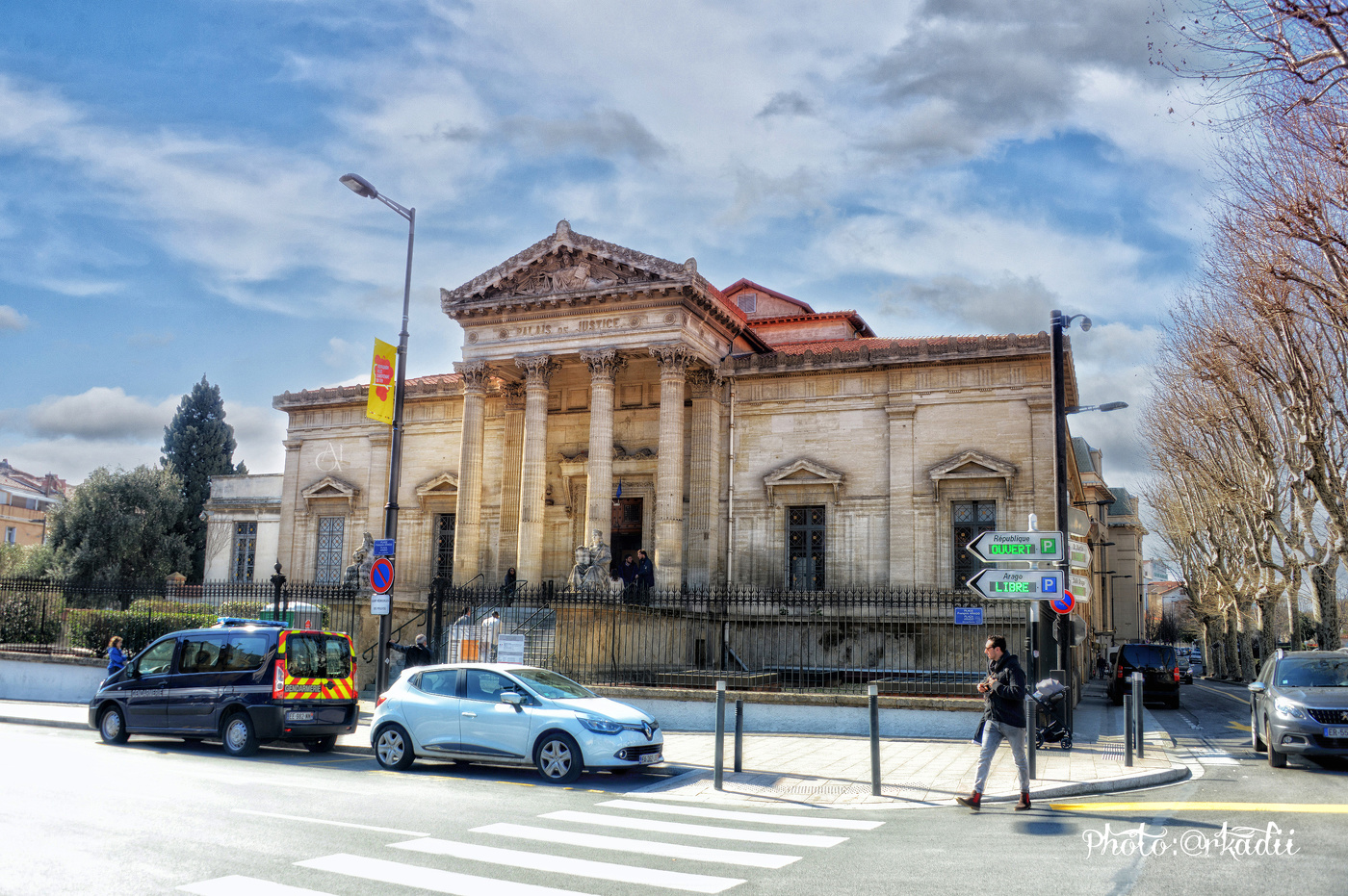 Здание суда.