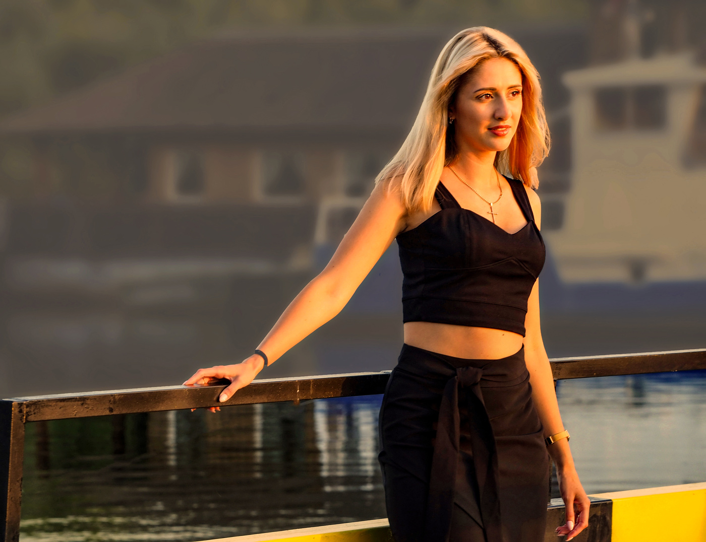 Девушка, освещенная солнцем