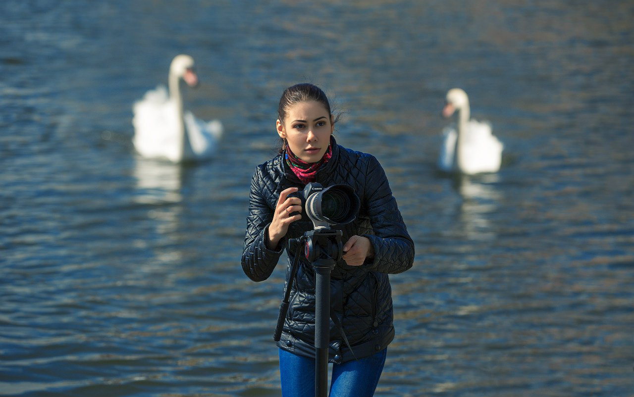 Оля за работой.