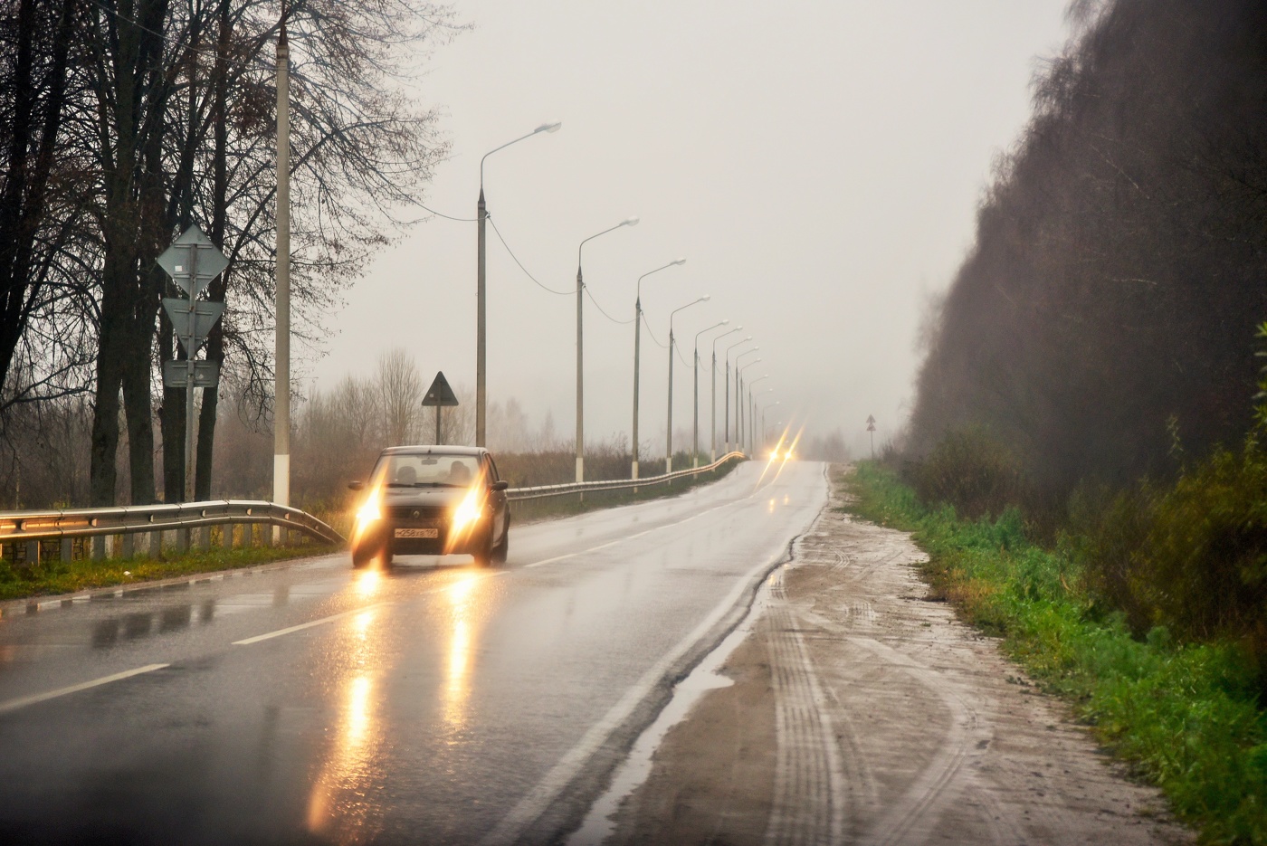 "Дни были серые и короткие, как одеяло бедняка ..."