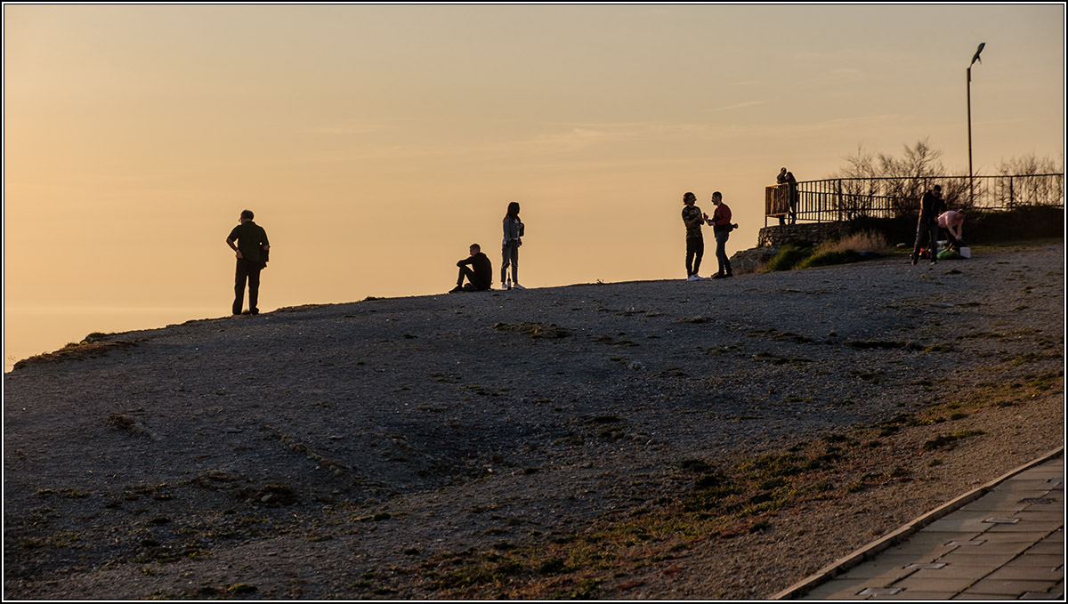 Любуясь закатом.