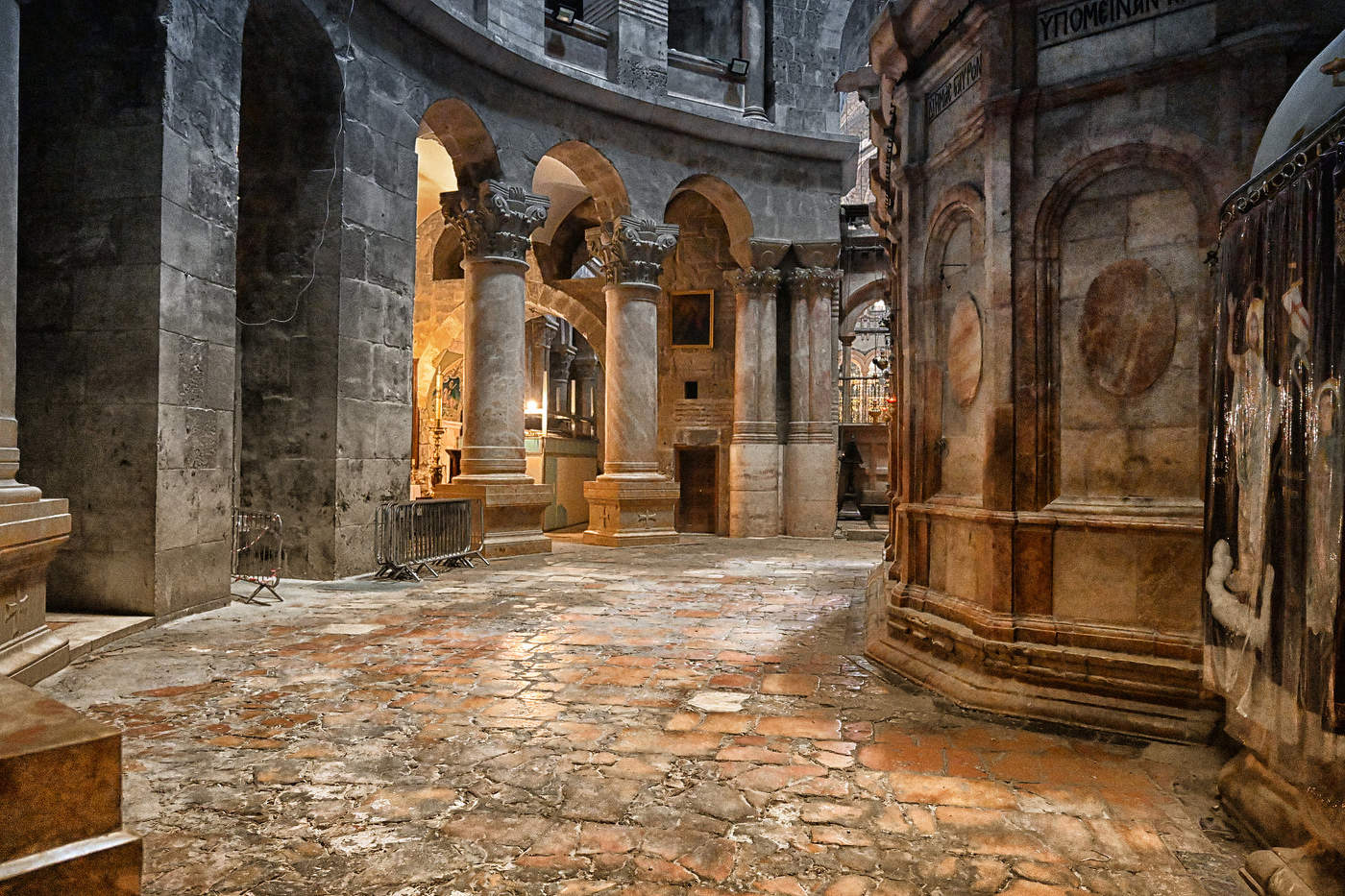 В Храме ГробаГосподня